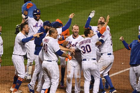 Mets Celebrate Alonsos Walk Off Home Run Mets History
