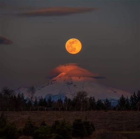 Moon Over Mount Hood Photo By Jesse Brackenbury Nature Nature
