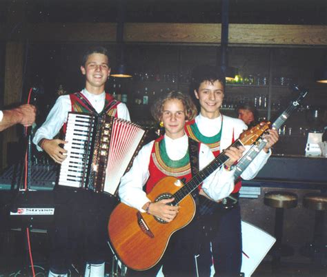 In der jüngsten umfrage liegt die union nur noch bei 27 prozent. Die jungen Zillertaler - Erster gemeinsamer Auftritt vor ...