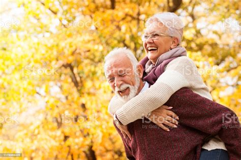 Cuando Vejez Y Recuerdos Caminan Juntos Los Ancianos Son Felices