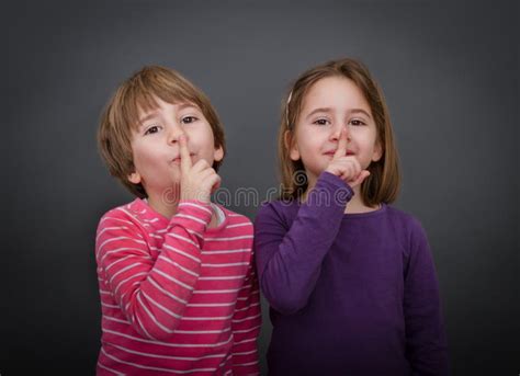 Crianças No Silêncio Quando Argumentação Dos Pais Imagem De Stock