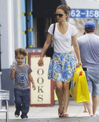 Braless Natalie Portman Goes Makeup Free For Outing With Hubby And Son