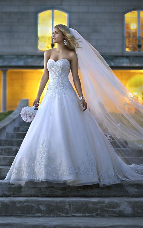 Stella york steht für kreativität und innovation, eine sehr gute passform und perfekte silhouetten. Stella York 5833 Zoom | Kleider hochzeit, Hochzeitsfeier ...