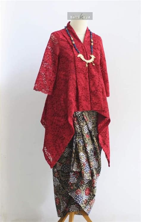 Baju kurung dengan bahan batik termasuk model baju kurung yang sangat laris di pasaran. Baju Batik Malaysia Perempuan - BAJUKU