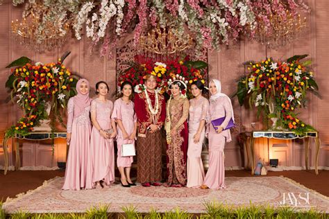 A Modern Javanese Wedding With An Indoor Garden In Jakarta Bridestory