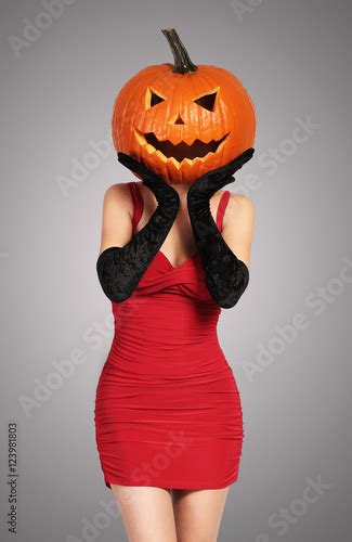 Halloween Sexy Lady In Red With Big Pumpkin On Head 이 스톡 사진 구입 및