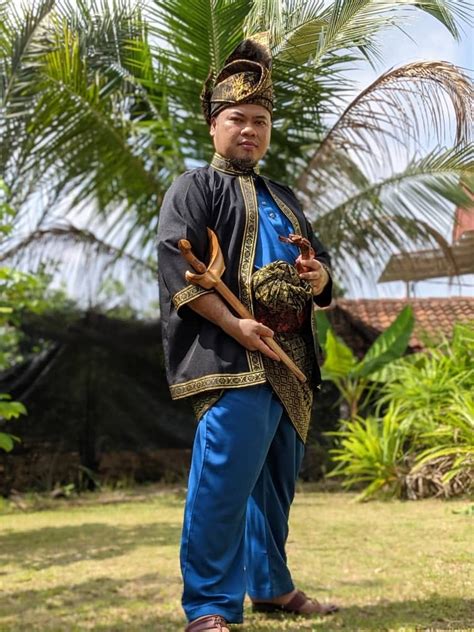 Apabila Orang Melayu Tampil Bergaya Dengan Busana Klasik Pada Hari Raya Aidilfitri Suara Merdeka