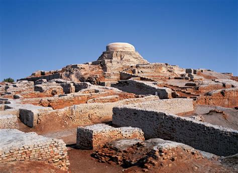 Ia dipercayai telah dibina 5,000 tahun lalu di kawasan yang kini berada di wilayah pakistan sindh. Mohenjo-daro | archaeological site, Pakistan | Britannica
