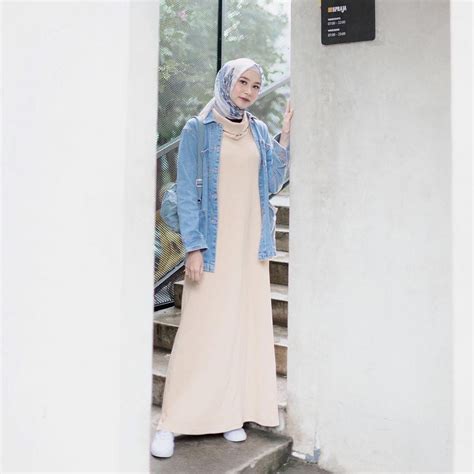 Inspirasi Simple Look Dengan Hijab Ala Influencer Siti Bahjatina