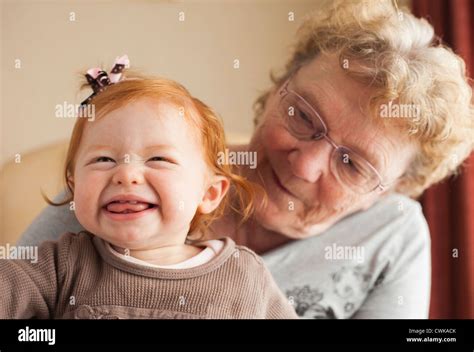 Grand Mère De Race Blanche Assise Avec Sa Petite Fille Photo Stock Alamy