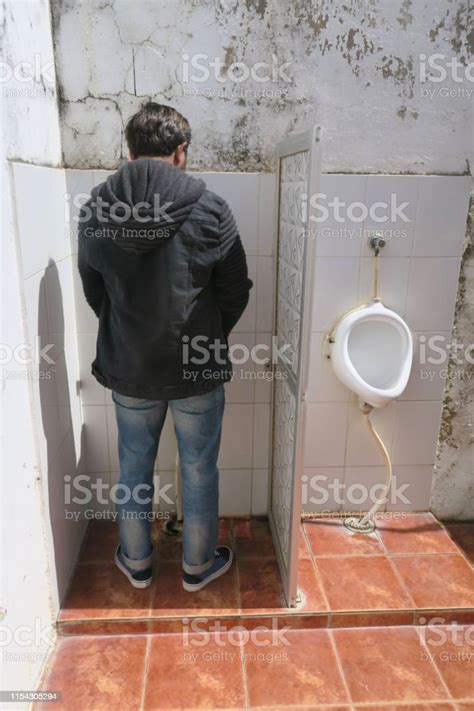Foto De Imagem Do Homem Indiano Que Tem Um Xixi Homem Que Faz Xixi Em Urinóis Dos Toaletes Do Ar