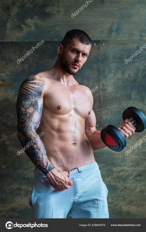 Cuerpo Desnudo Sexy Hombre Muscular Levantando Pesas Gimnasio Guapo Chico fotografía de stock