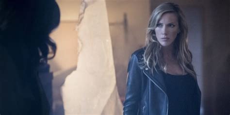 No Spoilers Laurel Lance Is Finally In The Right Hands On ‘arrow Arrow