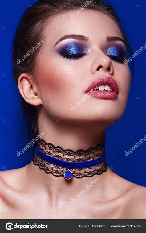 gyönyörű fiatal lány omló hullámos hajával világos make kék Árnyalatú — stock fotó