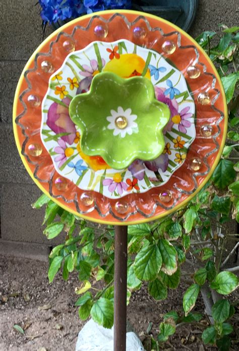 Happy Colorful Plate Flower Garden Art Jk Garden Art Projects Garden Art Diy Garden Junk