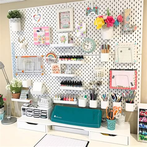 Do you finally have your own space to turn into a craft room or need some inspiration on organizing craft supplies? 25 pegboard inspirations to organize your office ...