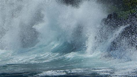 Big Wave Splash On The Black Rock Cliffs Océan