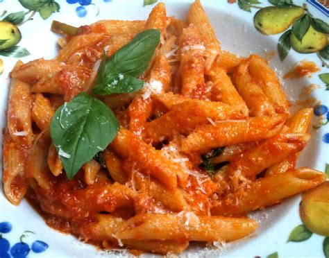 La ricetta originale romana delle pennette all'arrabbiata. Penne all'Arrabiata - pasta recepten