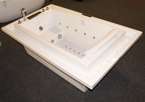 Their hair could clog the pump. Deluxe Hydromassage JETTED BATHTUB.Whirlpool . M1910-D ...