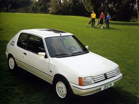 The new roland garros range from peugeot adds a touch of glamour to your motoring experience. Peugeot 205 Roland Garros : l'accord parfait