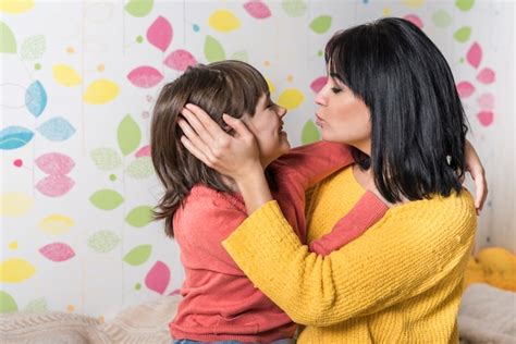 Menina Beijando Mãe Vetor Premium