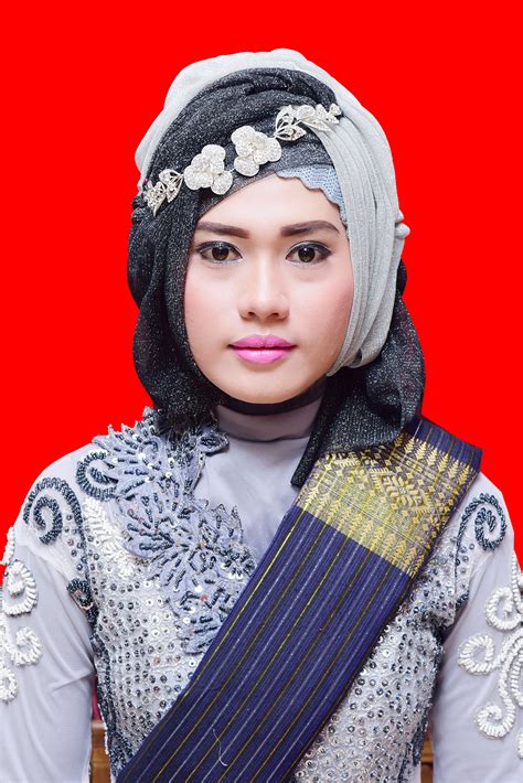 face-portrait-in-traditional-dress-scarf image - Free ...