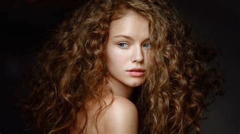 Wallpaper Alina Zaslavskaya Brunette Curly Hair Long Hair Looking Away Face Bare