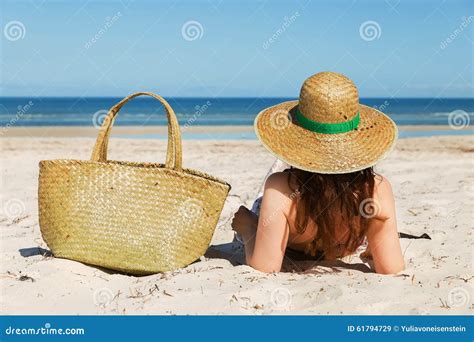 Mujeres Hermosas Que Se Relajan En La Playa Imagen De Archivo Imagen