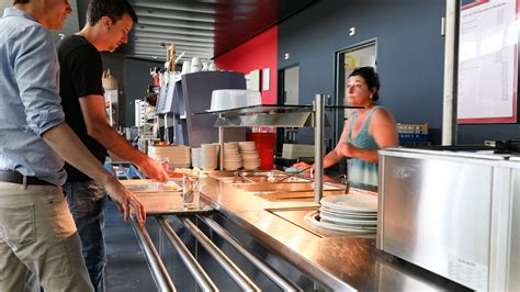 How to use cafeteria in a sentence. Cafétéria BC ‒ Restaurants - Commerces - Hôtels ‐ EPFL