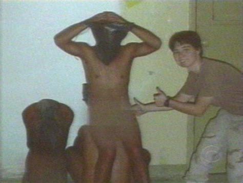 【閲覧注意】アメリカの女兵士がイラクの捕虜男（全裸）を性的拷問してる画像・・・ ポッカキット