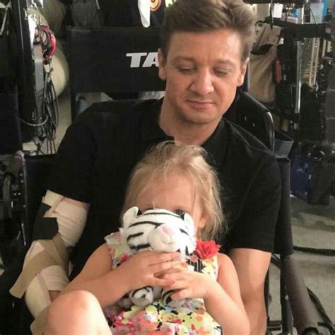 Jeremy Renner And Lil Ava Clint Barton Jeremy Renner Hawkeye Man Candy American Actors