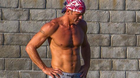 tim mcgraw shows off his jaw dropping abs with a shirtless workout entertainment tonight