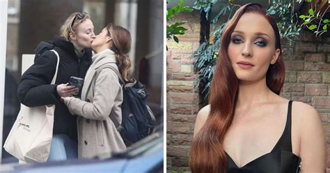 Sophie Turner Bes A Otra Mujer En Londres En La Calle