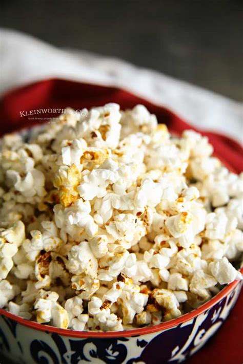 Gather the family, put on a movie, and dig into this deliciously simple snack! Homemade Kettle Corn - Kleinworth & Co