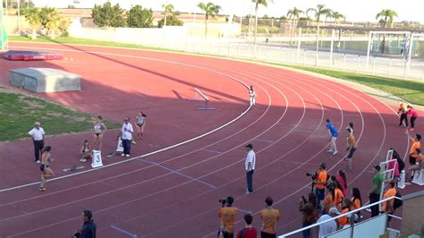 At top class events, the first 500 metres is run in lanes. Relevo 4X400 Femenino Atletismo Alcorcón - YouTube