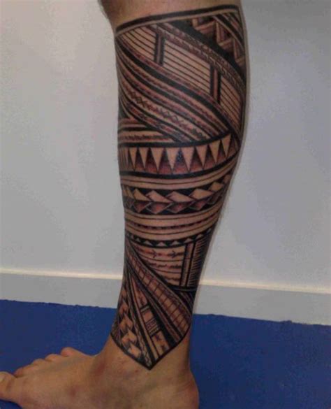Ce tatouage artistique représente un bracelet stylisé. Tatouage bracelet homme polynésien - Modèles et Exemples