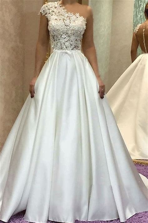 Cap sleeves are perhaps one of the most darling details for wedding dresses, and many brides choose this idea today. Cap Sleeves Button Lace Wedding Dress 2019 | Princess ...