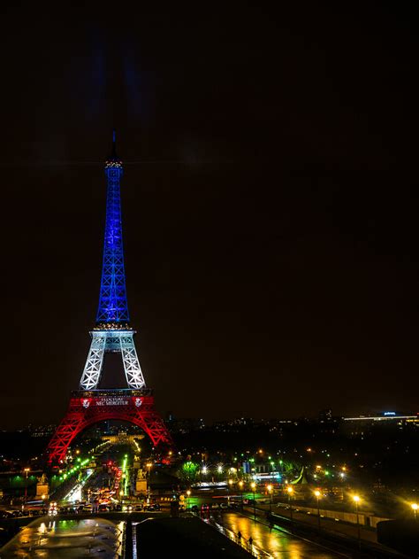 La Tour Eiffel Illuminée En Bleu Blanc Rouge Fluctuat Nec Mergitur