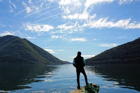 무료 이미지 남자 경치 바다 집 밖의 보행 하늘 호수 소년 전망 골짜기 찾고있는 휴가 남성 반사