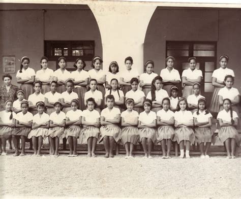 Photo de classe St joseph de cluny de 1974 écoles Saint Joseph De