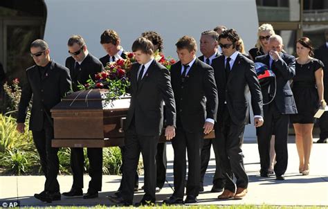 Dan Wheldon Funeral Large Crowds Gather For Indycar Stars Funeral
