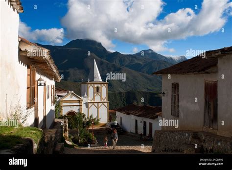 Iglesia En El Pueblo De Los Nevados De La Cordillera Andina En El