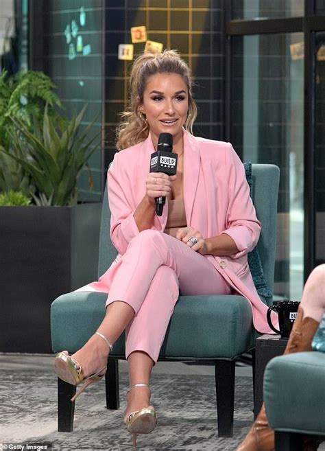 Jessie James Decker Shows Off Her 6lb Weight Loss In A Pretty Pink Suit