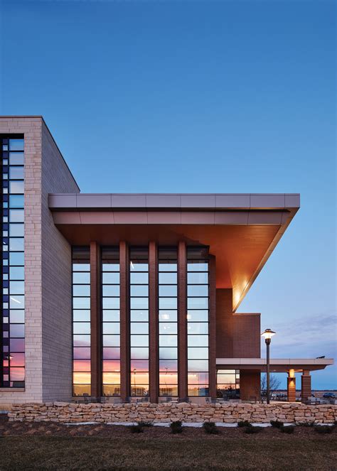 Natural Light and Nature Bring Life to this Iowa Health Center - gb&d