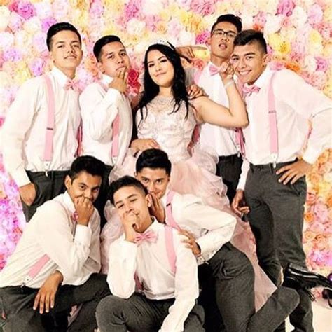 Traditionally, the quinceañera court is made up of 15 chambelanes (one of them being the chambelan de honor) and 14 damas. Chambelanes para fiesta de XV | Cuantos deben ser y que ...
