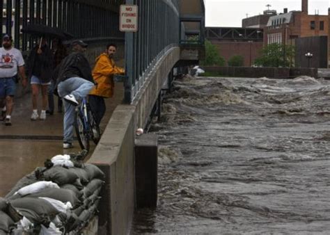 Flood Threat Spurs Evacuation In Iowa The Boston Globe