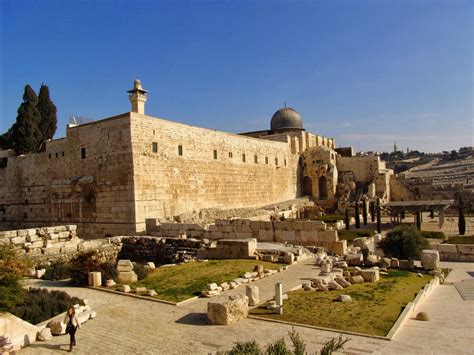 בואו לגלות את גודלו האמיתי של הכותל המערבי, את סודותיו במעמקי האדמה, במערכת מנהרות תת קרקעיות החושפות את עברה ופארה של ירושלים החל מימי החשמונאים. הכותל המערבי: ינואר 2014