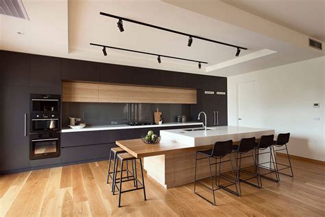 These minimalist kitchens manage to incorporate the necessary appliances and seating while also a minimalist kitchen does not have to be complete devoid of color. Minimalist And Practical Modern Kitchen Cabinets