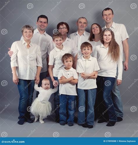 Retrato De La Familia Grande Estudio Foto De Archivo Imagen De Feliz