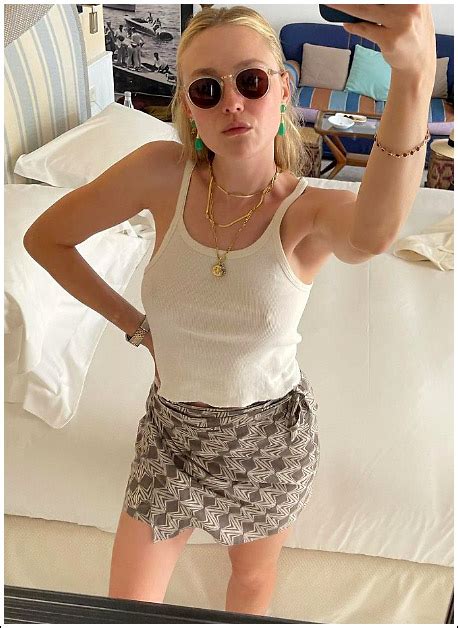Popoholic Blog Archive Dakota Fanning Selfies Her Massive Braless Boobs In A Revealing Tanktop